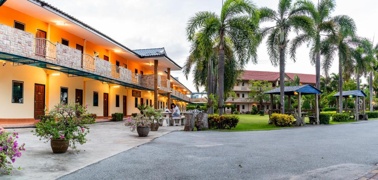 Pn Gold Resort Bang Saen Exterior photo