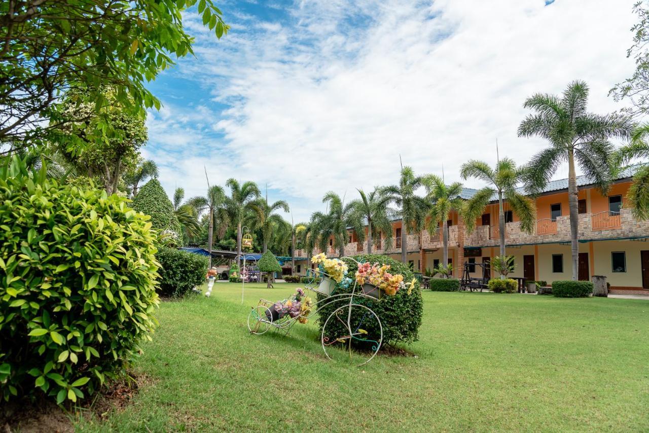 Pn Gold Resort Bang Saen Exterior photo